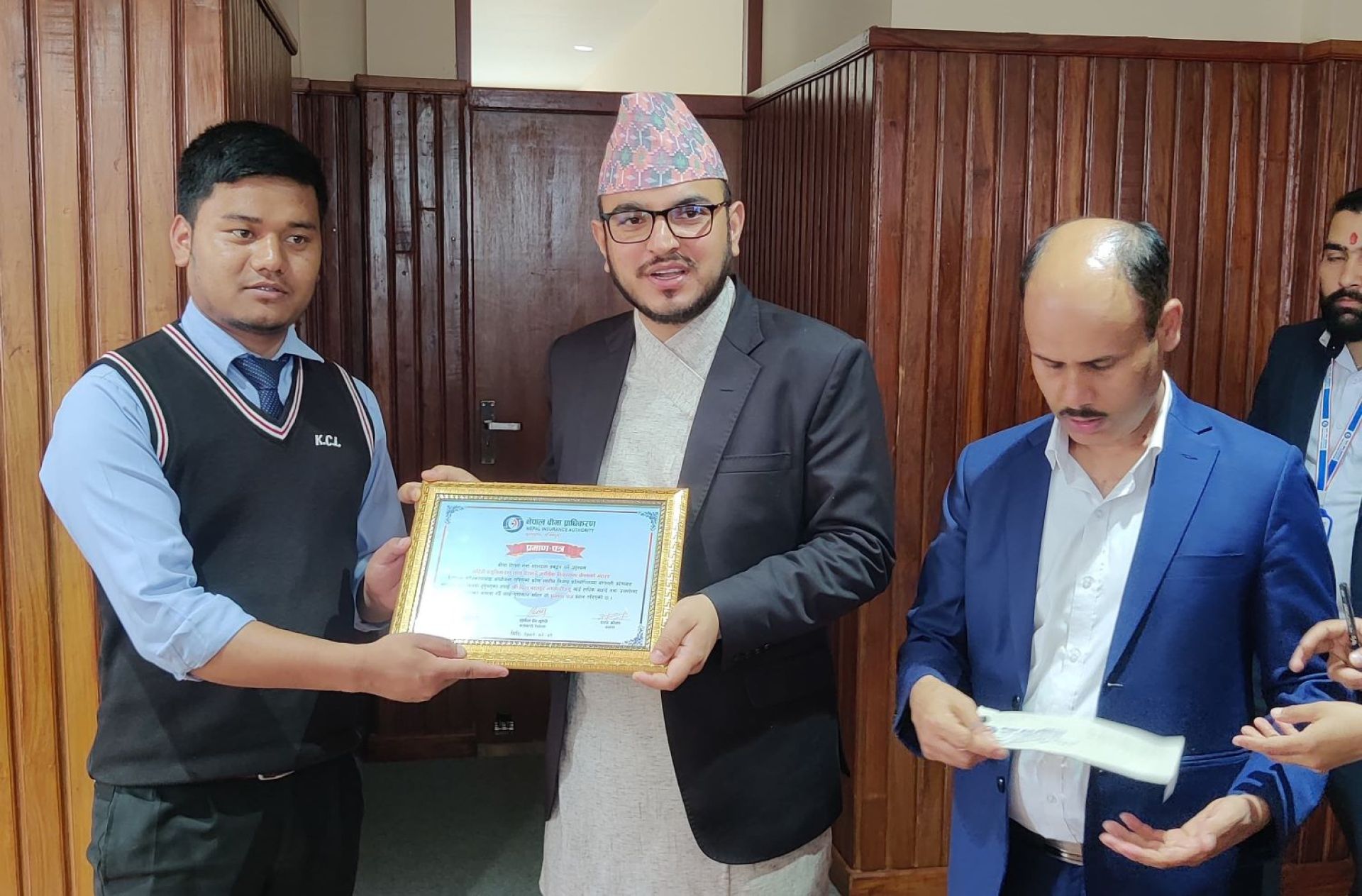 प्रदेशस्तरीय निबन्ध प्रतियोगिताका विजेतालाई पुरस्कार प्रदान